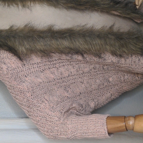 On Blue Boho Faux Fur Pink Cardigan Sweater Pastel Cable Knit Open Front Sz M - Picture 5 of 9